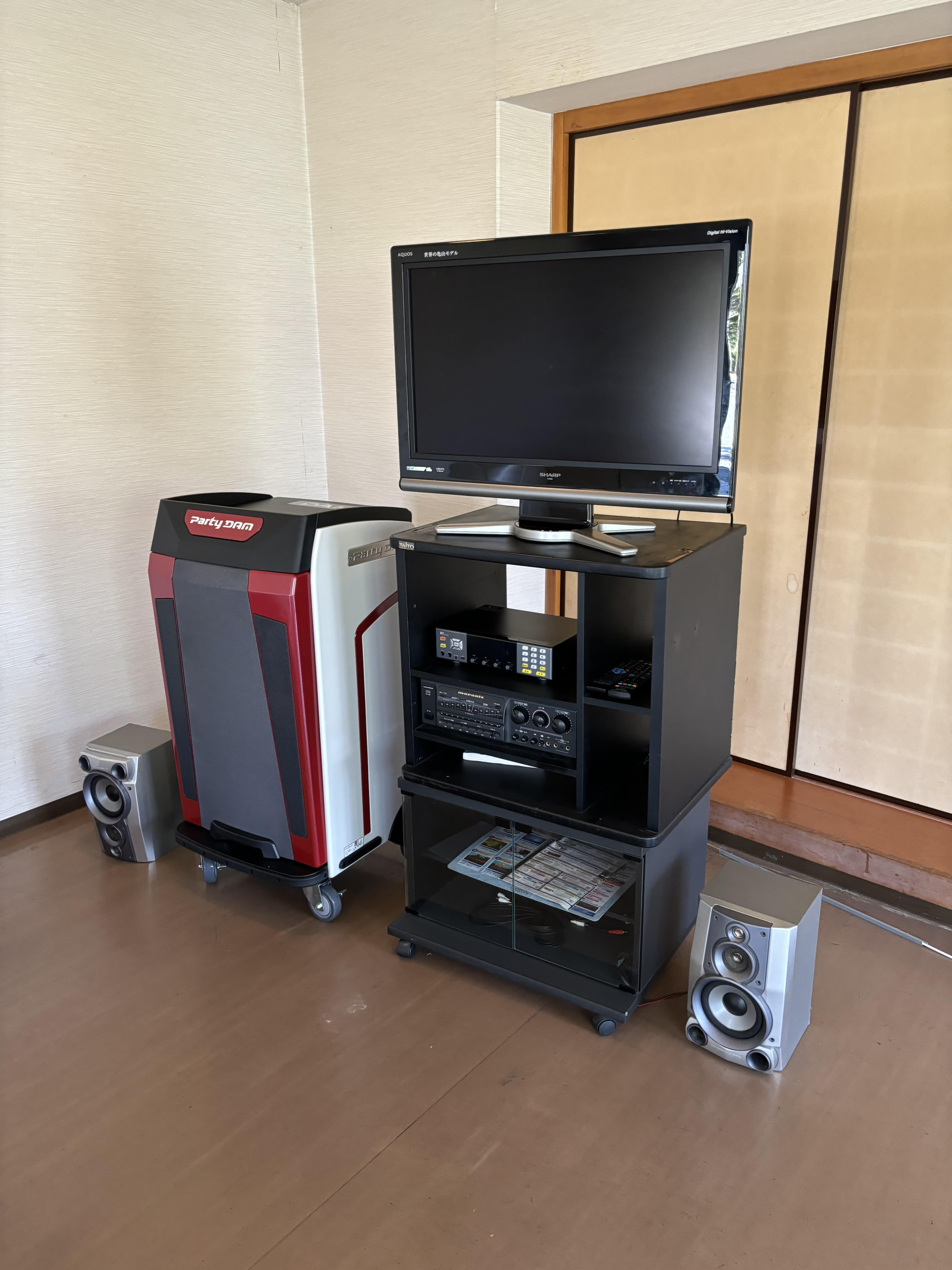 カラオケ人気曲が楽しめるParty DAM 20V | 会員制複合施設sanTas 